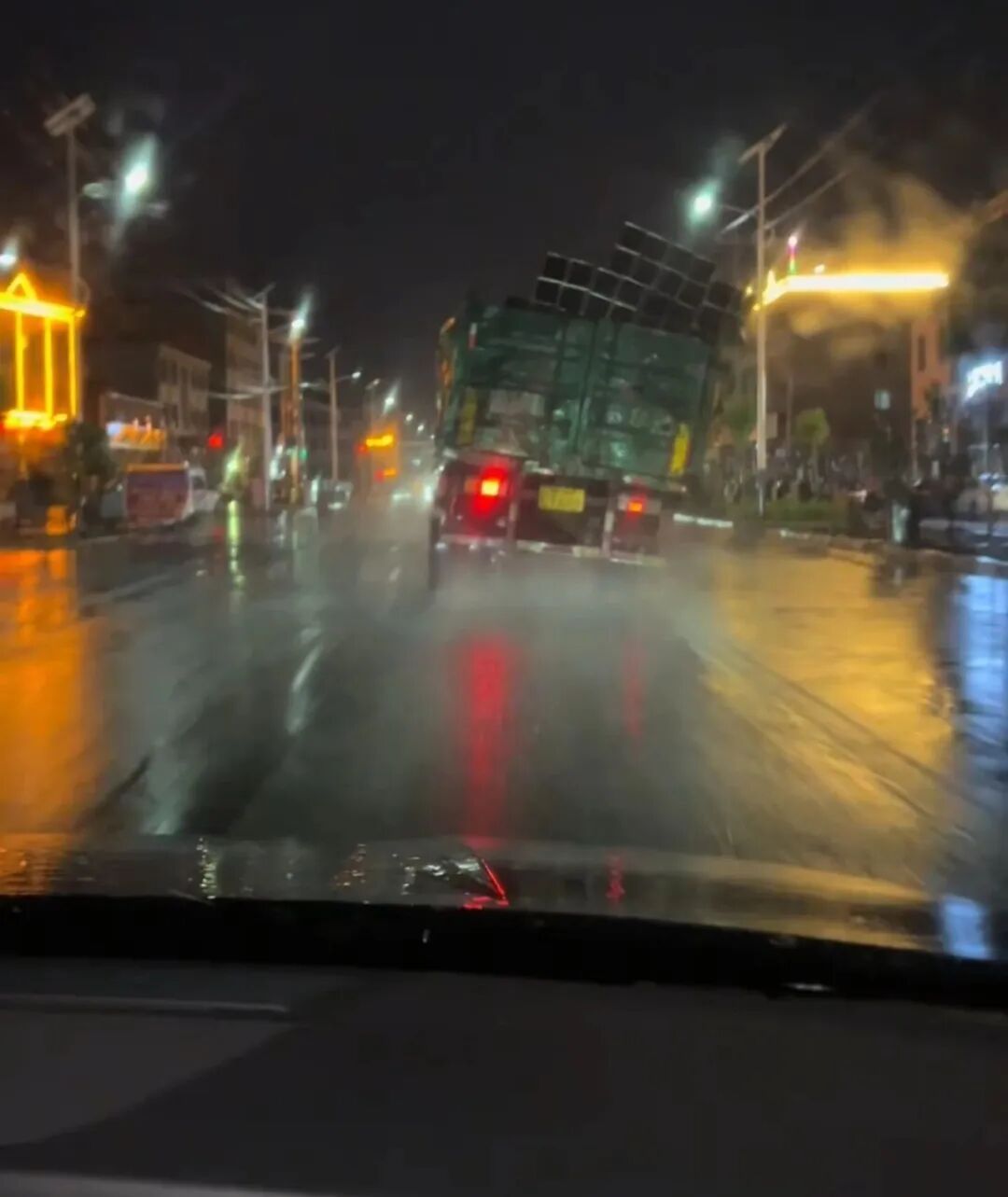 雨夜，河北小伙“跟踪”货车20分钟后，果断出手！