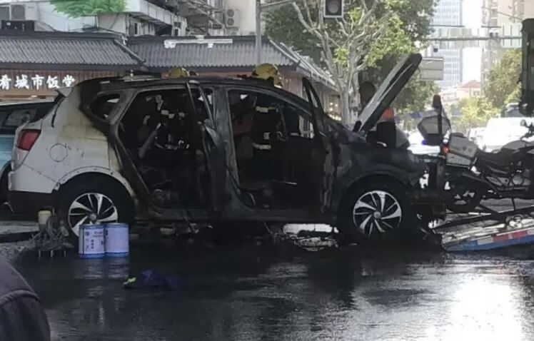 上海共和新路一辆SUV起火，短短几分钟，烈火就将车辆吞噬