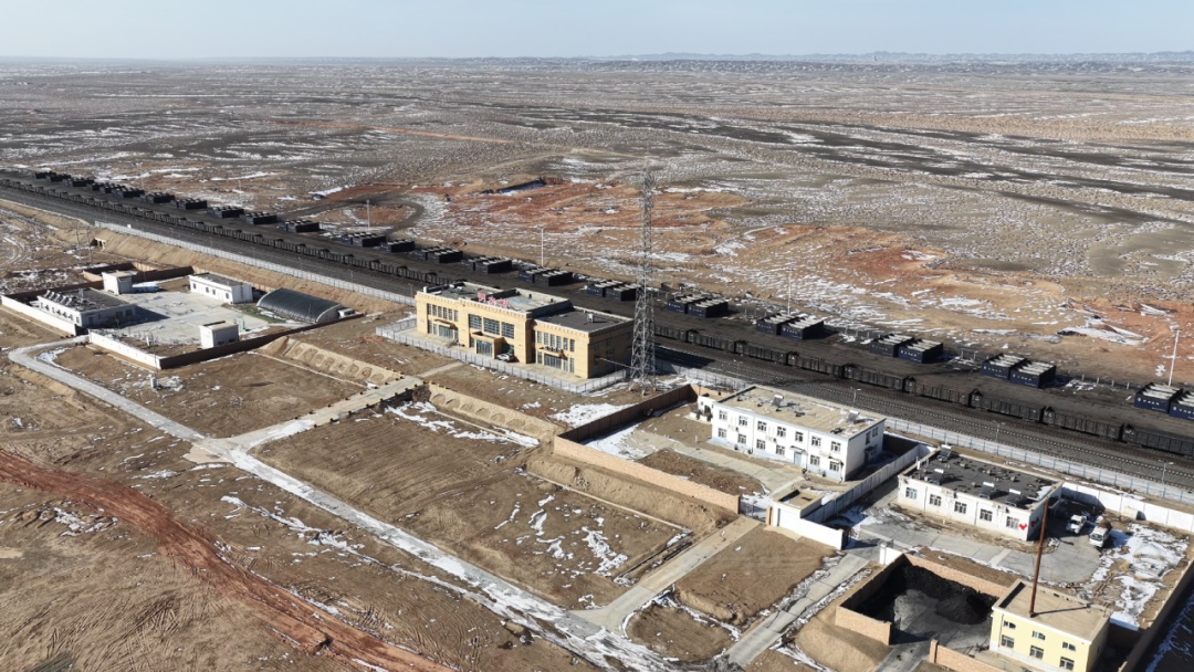 只有通勤车抵达的小站，“70后”师傅和“00后”徒弟在此扎根