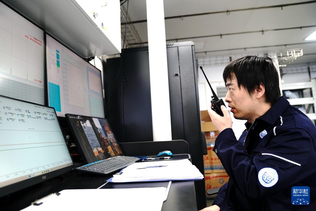 乘坐“同济”号在南海“追碳”