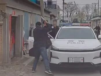 10秒！辅警赵闻博挺身挡刀，手指骨折仍不后退……