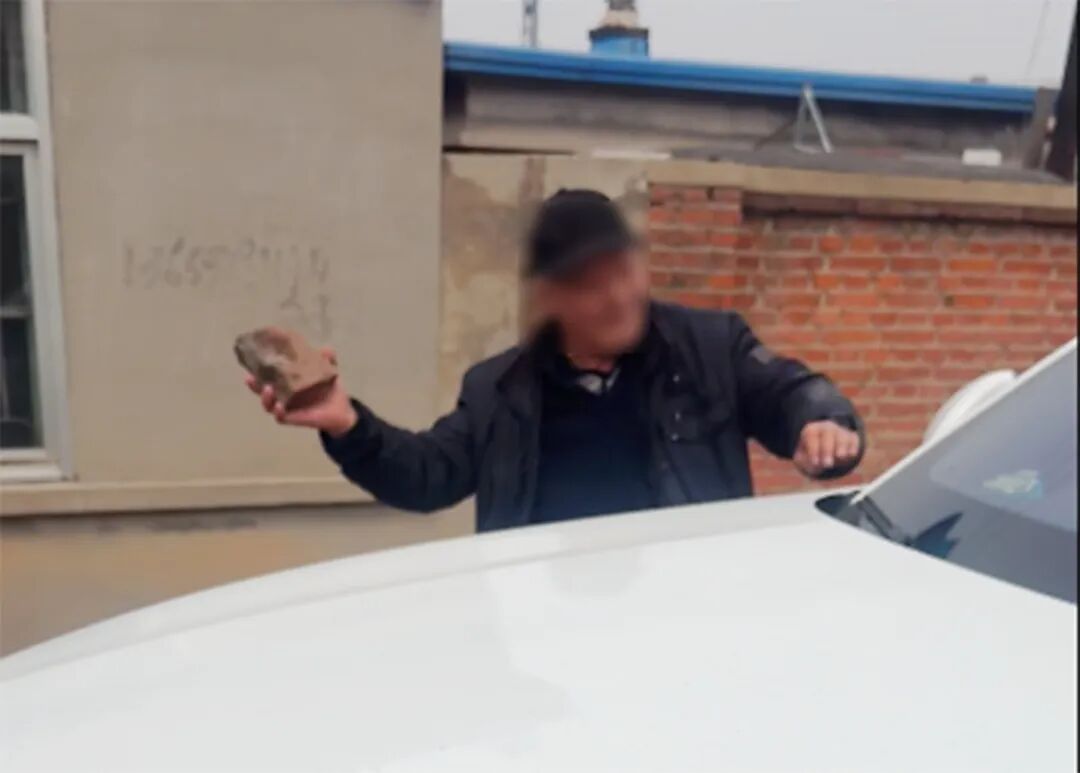 10秒！辅警赵闻博挺身挡刀，手指骨折仍不后退……