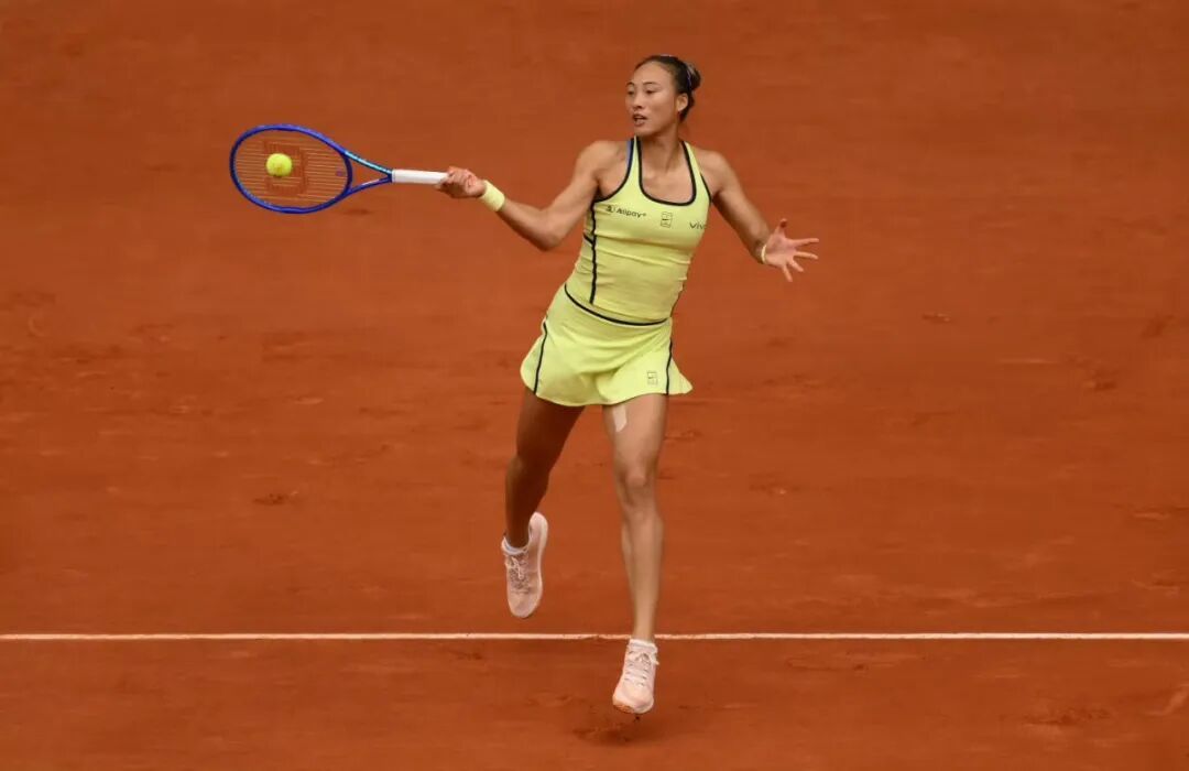 “逆转女王”回来了！郑钦文复出之战，2比1逆转战胜前澳网冠军肯宁