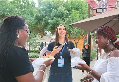 做馕饼40多年，他的手艺凭啥让游客们慕名而来？