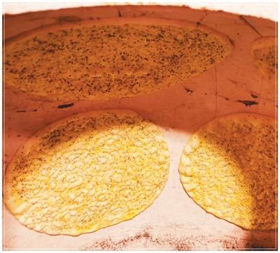 做馕饼40多年，他的手艺凭啥让游客们慕名而来？