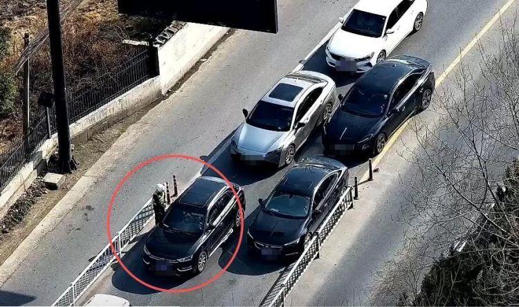 屡教不改！两名男子无证驾驶被拘留！