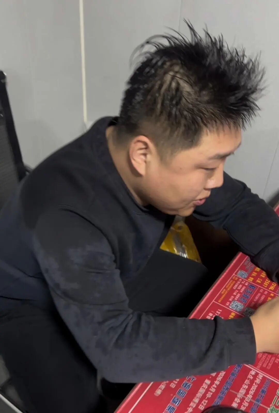 雨夜，河北小伙“跟踪”货车20分钟后，果断出手！