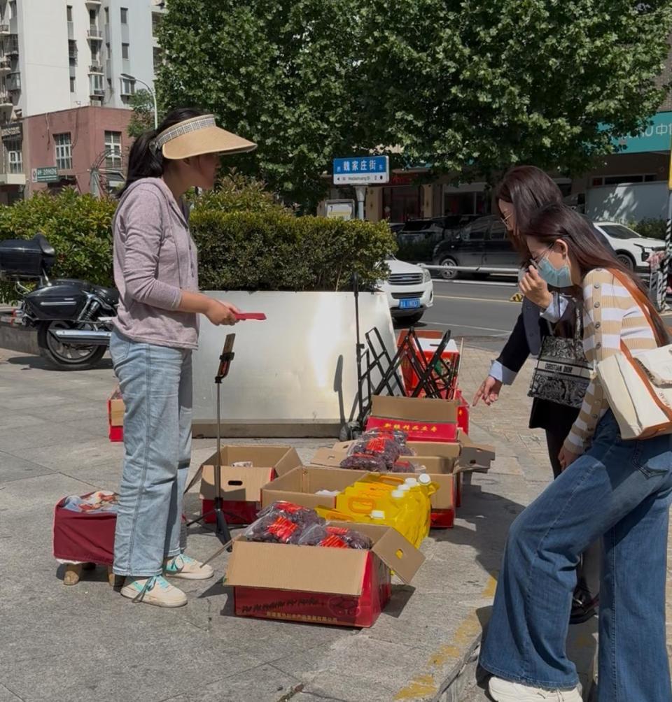 湘潭大学大二女生卖红枣帮母亲治病，得知时已生病两年，家里人担心影响她一直未告知