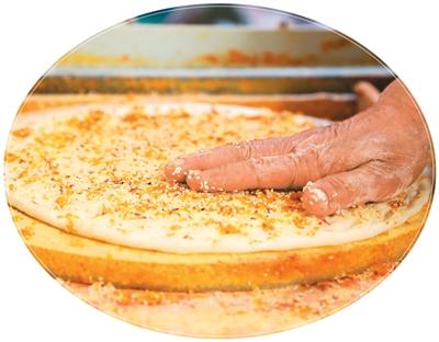 做馕饼40多年，他的手艺凭啥让游客们慕名而来？