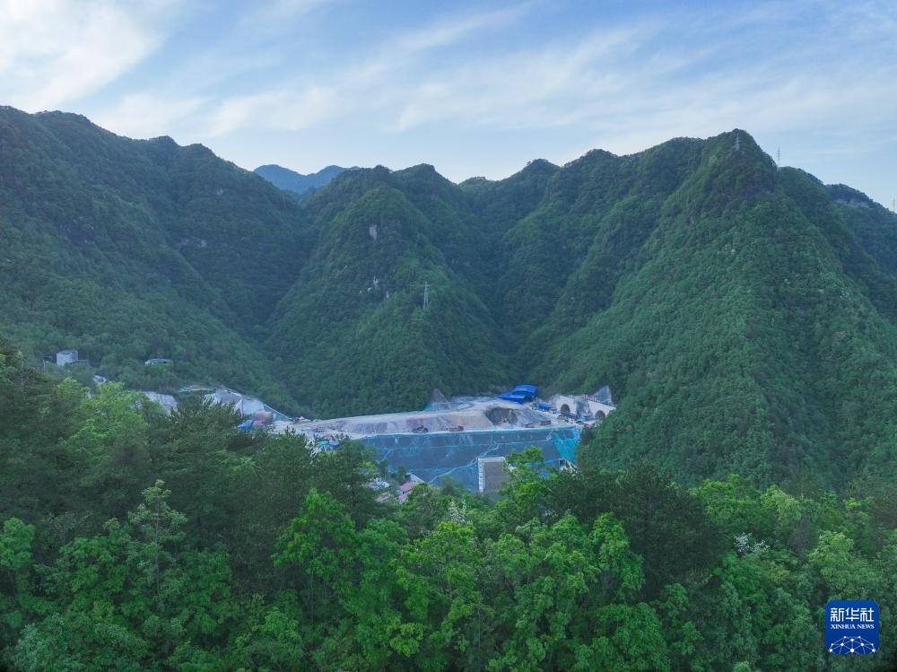 G5京昆高速汉广段扩容工程张河口1号隧道双幅贯通