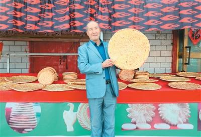 做馕饼40多年，他的手艺凭啥让游客们慕名而来？