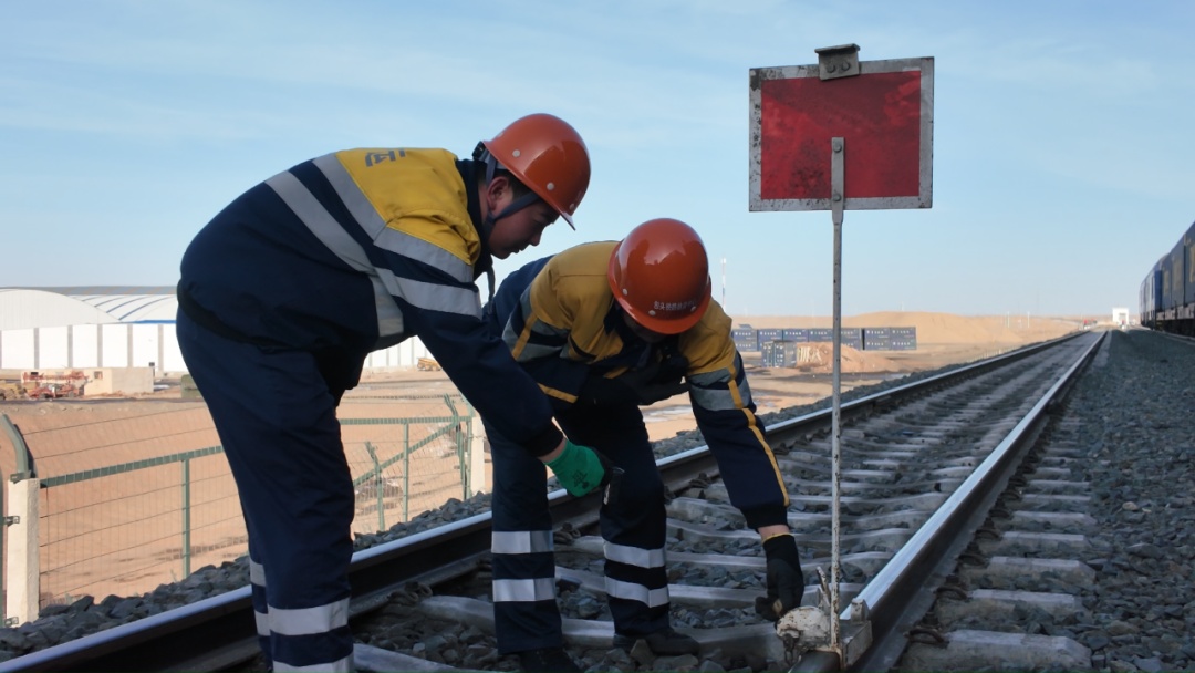 只有通勤车抵达的小站，“70后”师傅和“00后”徒弟在此扎根