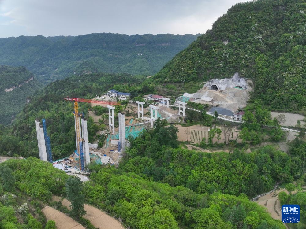 G5京昆高速汉广段扩容工程张河口1号隧道双幅贯通