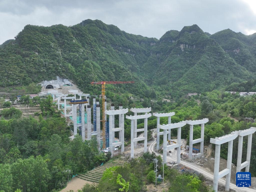 G5京昆高速汉广段扩容工程张河口1号隧道双幅贯通