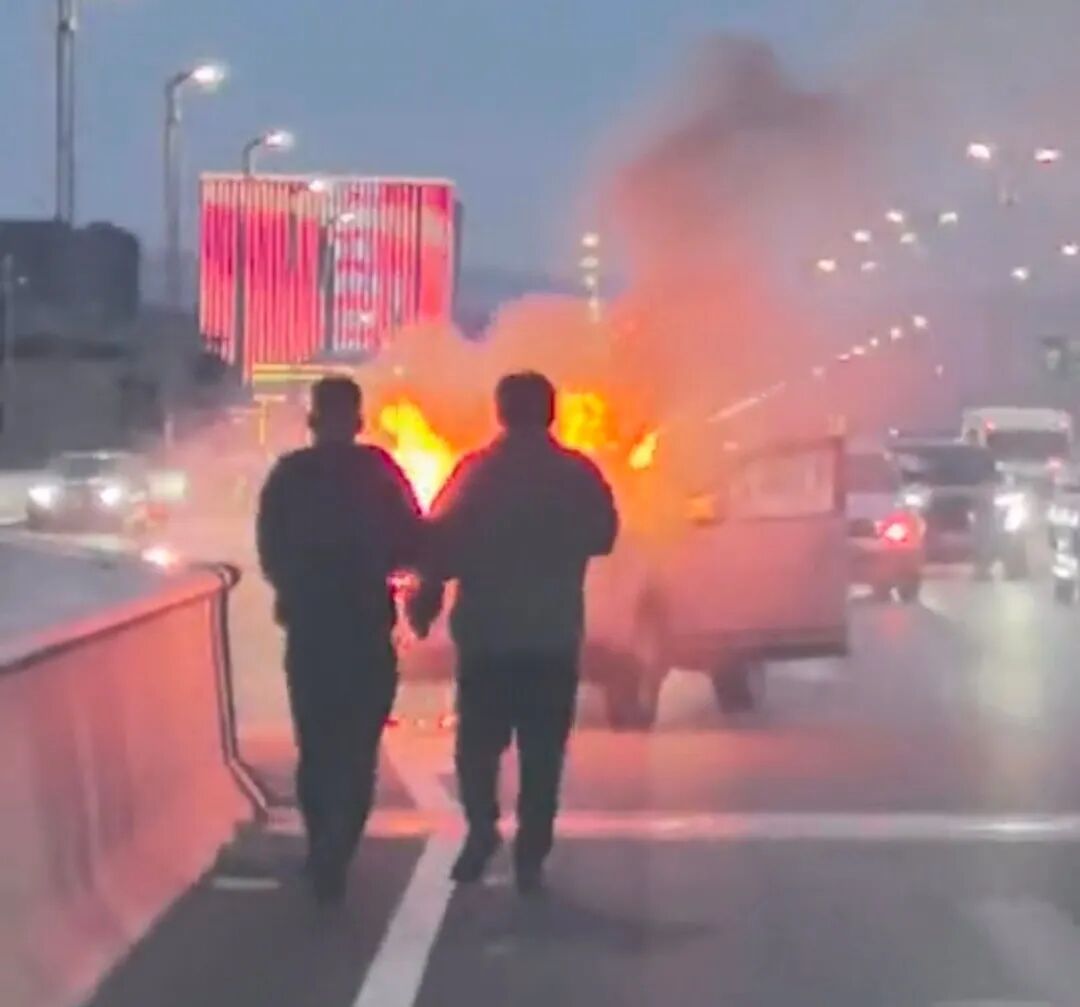 情况紧急！高架桥上一车辆突然起火，两名男子飞奔向火场……
