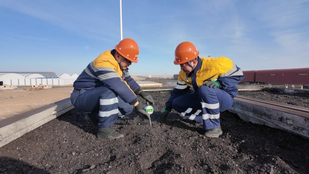 只有通勤车抵达的小站，“70后”师傅和“00后”徒弟在此扎根