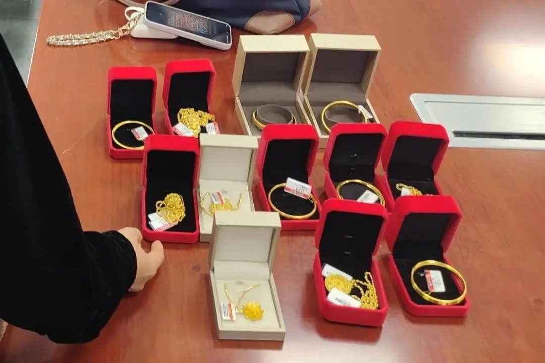 不挑款不试戴，成都一女子豪掷27万元“狂扫”黄金却被店员拦下