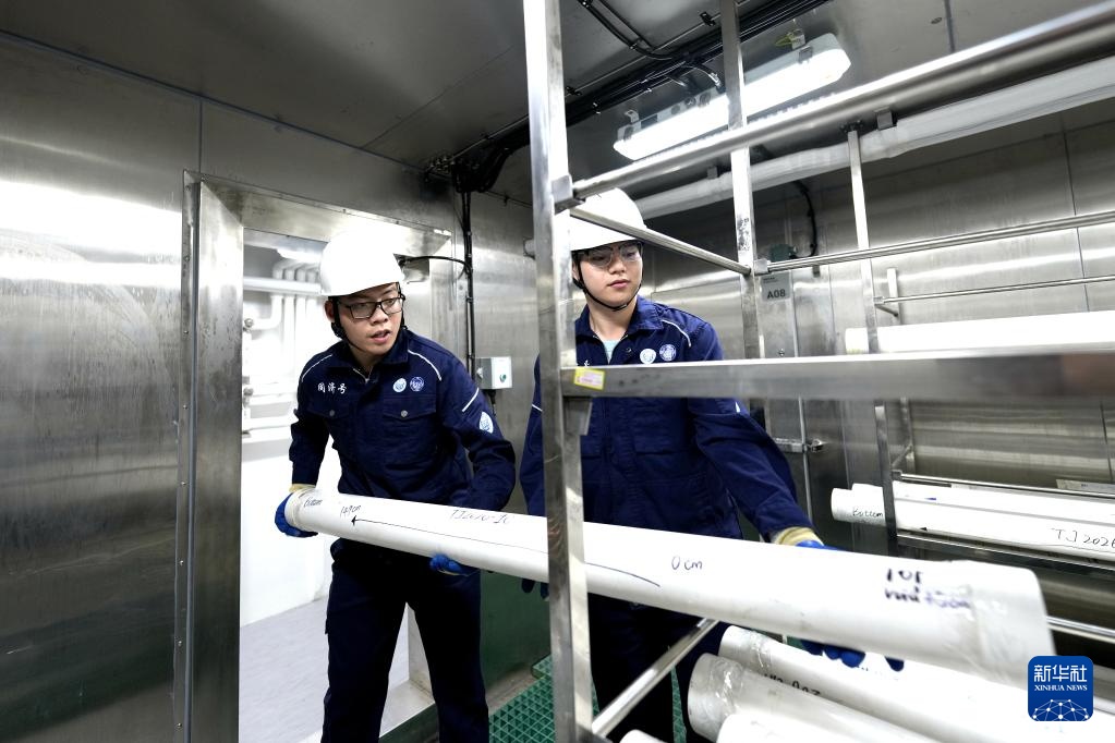 乘坐“同济”号在南海“追碳”