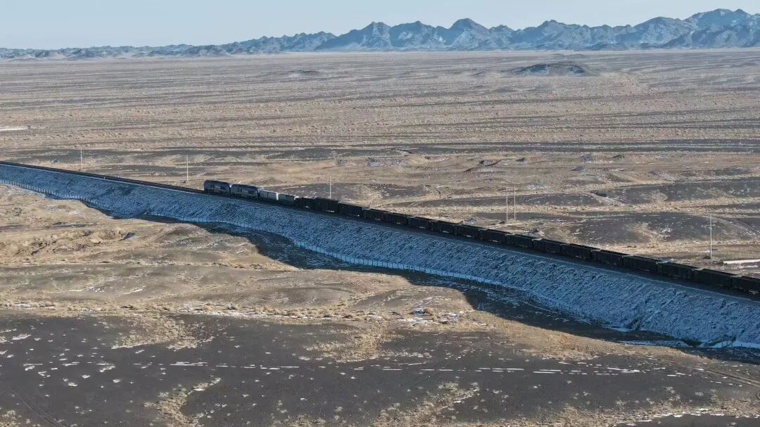 只有通勤车抵达的小站，“70后”师傅和“00后”徒弟在此扎根