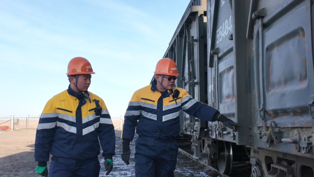 只有通勤车抵达的小站，“70后”师傅和“00后”徒弟在此扎根