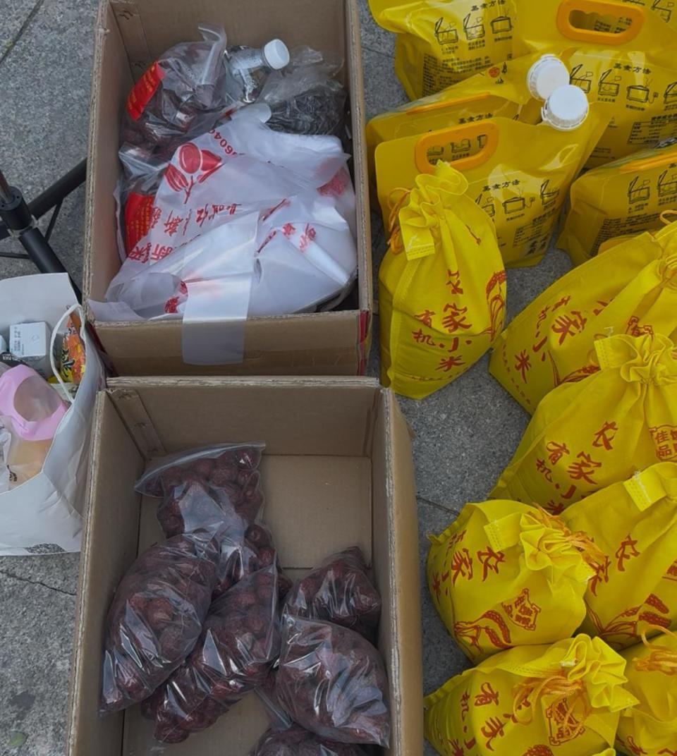 “病成这样没早说！”大二女学生卖红枣救母亲，医院见到时“她又小又红，很心疼”