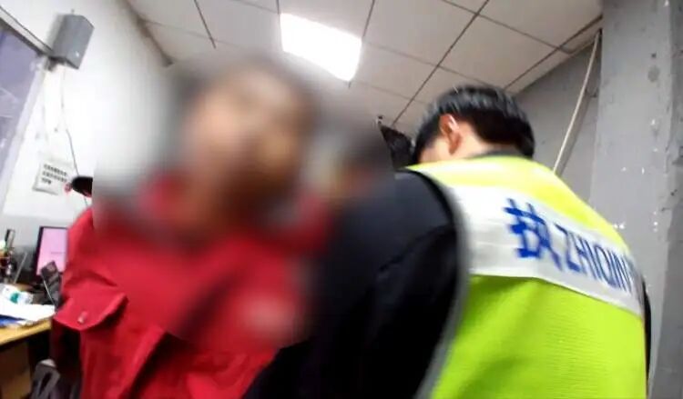 快递员把7999元手机放门口，买家没收到！20多天后，手机自己“报警”了