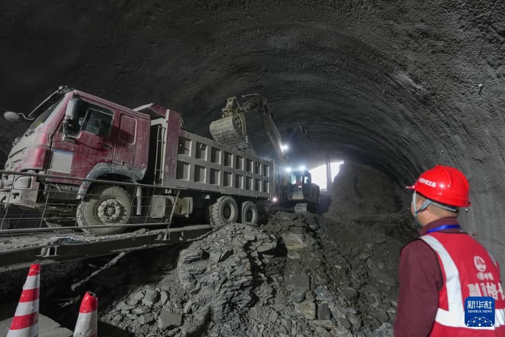 G5京昆高速汉广段扩容工程张河口1号隧道双幅贯通