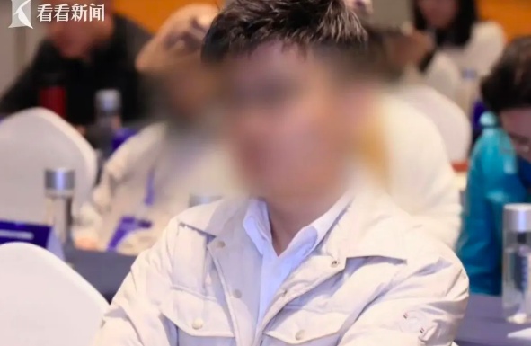 全身上下连头发都是假的！出狱后伪装“金融才俊”分饰三角收割单身女性