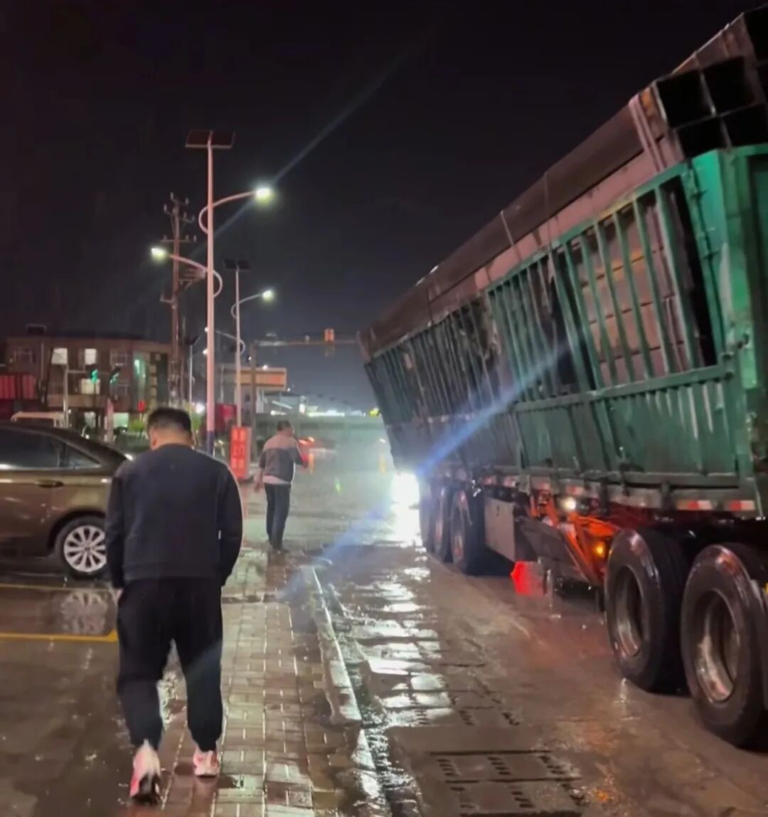 雨夜，河北小伙“跟踪”货车20分钟后，果断出手！