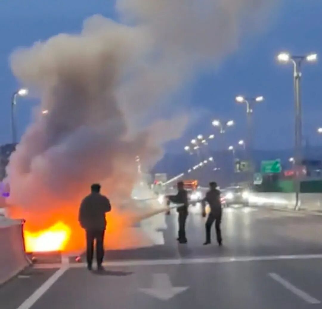 情况紧急！高架桥上一车辆突然起火，两名男子飞奔向火场……