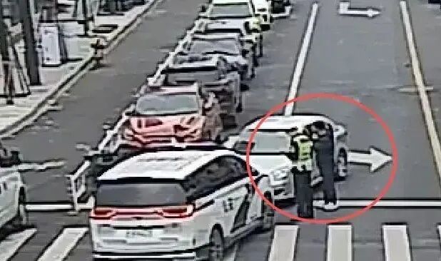 屡教不改！两名男子无证驾驶被拘留！