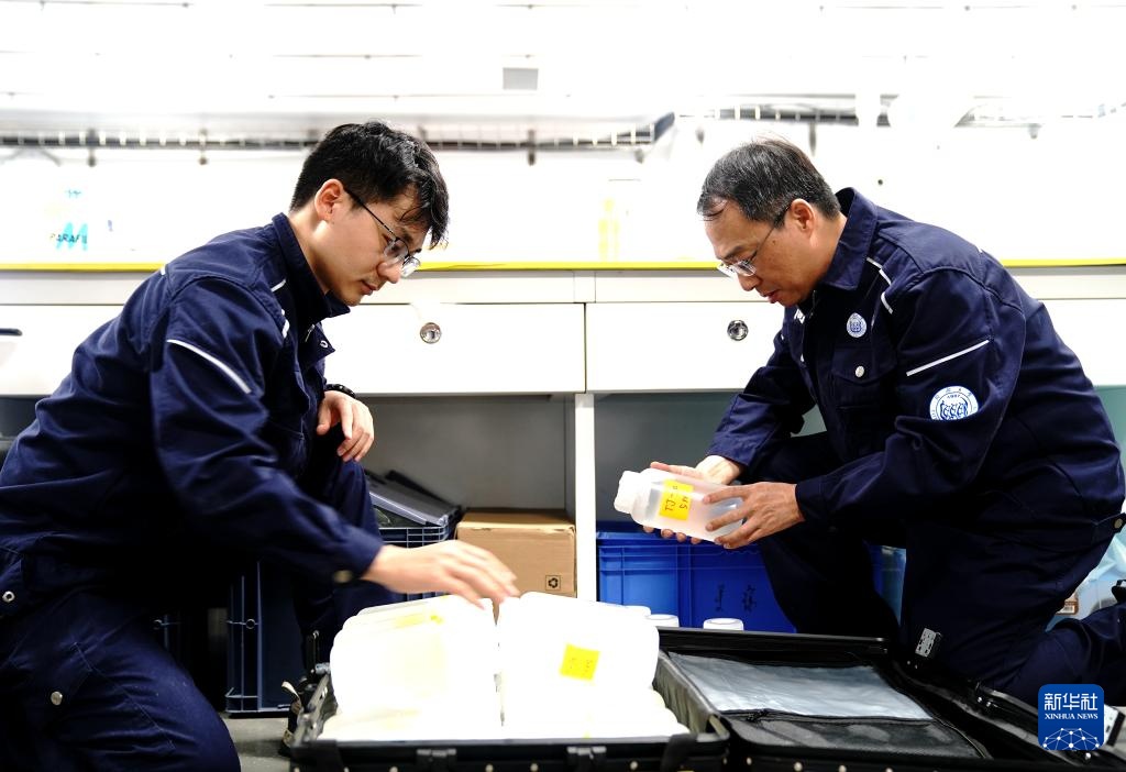 乘坐“同济”号在南海“追碳”