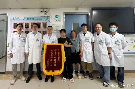 14岁男孩一顿狂炫6个鸡腿和几大块红烧肉，突发急性胰腺炎被下病危通知书