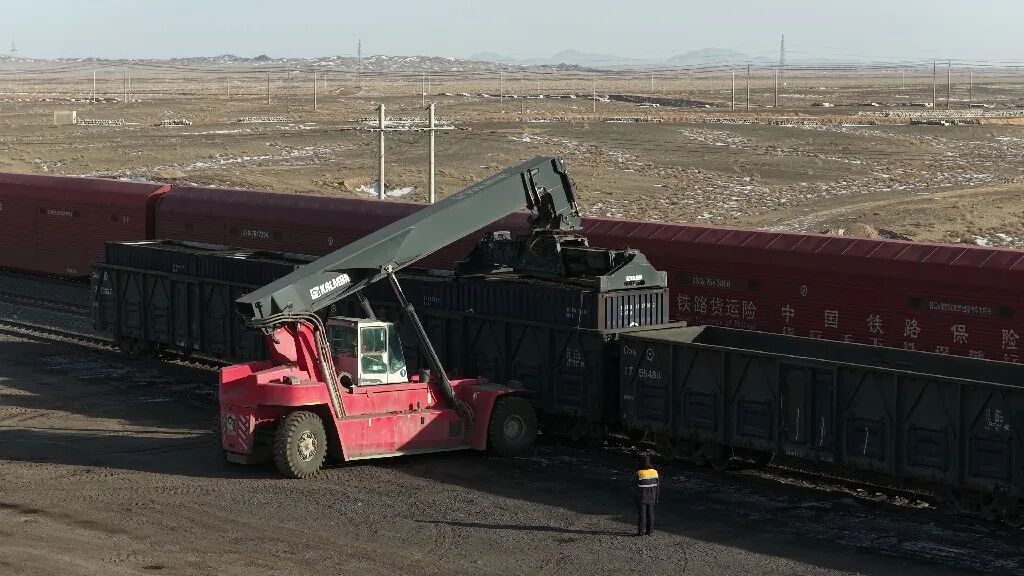 只有通勤车抵达的小站，“70后”师傅和“00后”徒弟在此扎根