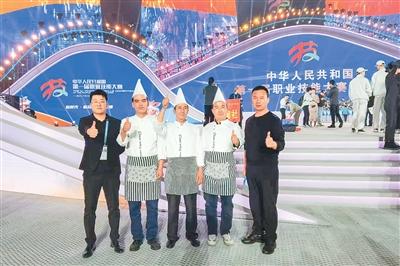 做馕饼40多年，他的手艺凭啥让游客们慕名而来？