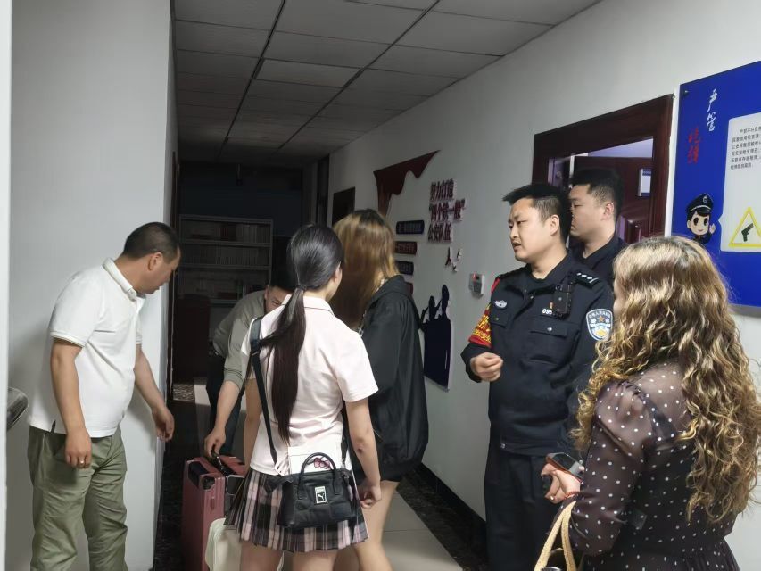 花季少女坐高铁跨省见网友，怀化铁警温情劝阻助其安全回家