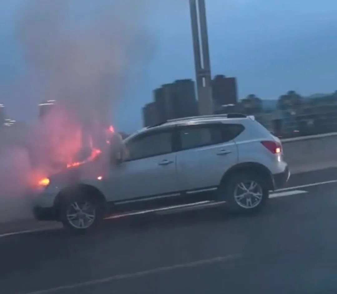 情况紧急！高架桥上一车辆突然起火，两名男子飞奔向火场……