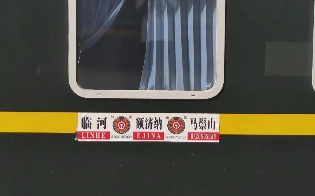 只有通勤车抵达的小站，“70后”师傅和“00后”徒弟在此扎根