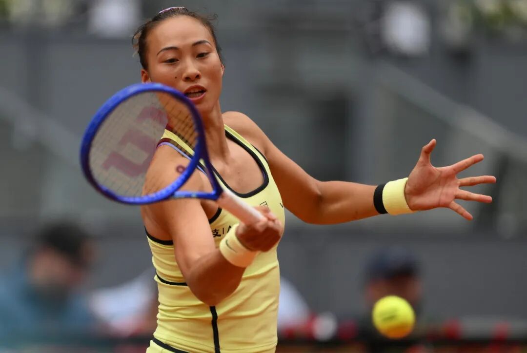 “逆转女王”回来了！郑钦文复出之战，2比1逆转战胜前澳网冠军肯宁