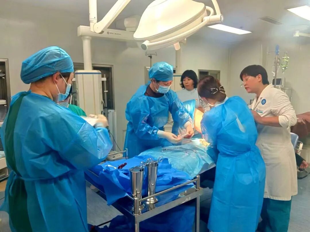 河北24岁宝妈陪女儿在医院输液，不知道自己怀二胎，在厕所突发分娩，新生儿直接掉地上