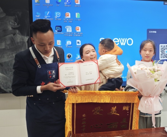 “这张牛排VIP卡，你和家人终身免费使用！”