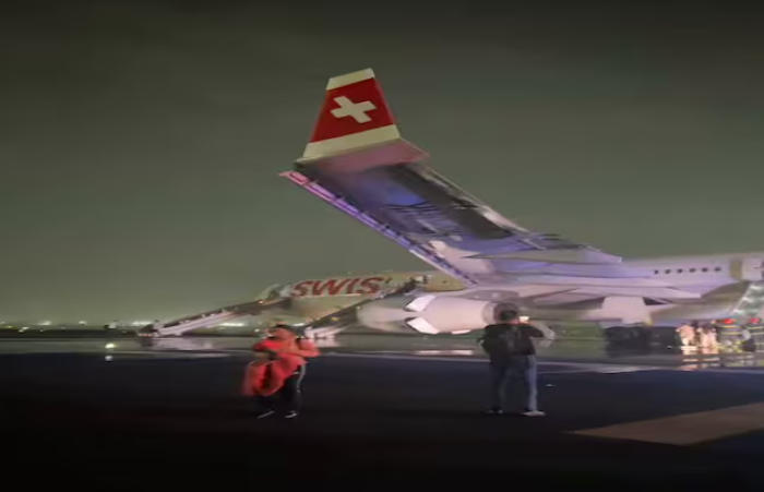 印度新德里一客机起飞时发动机故障起火 6人在紧急疏散中受伤