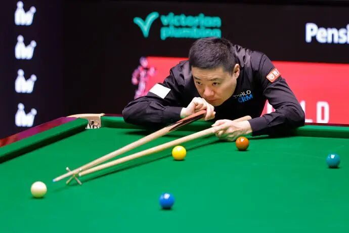 赵心童9-7暂时领先丁俊晖 斯诺克“中国德比”今日17时决胜负！