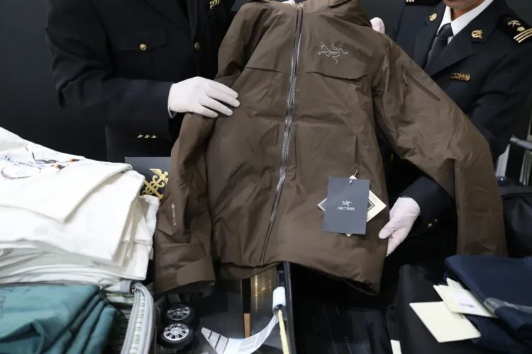 一名旅客违规携带品牌服饰350件入境，被南京禄口机场海关查货