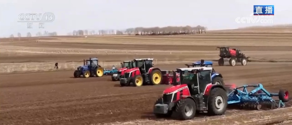 “智能机械+科学种植”让玉米播种按下“快进键” 智慧春耕高效推进