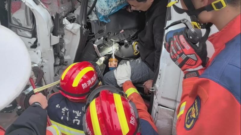 江西吉安：两车追尾一人被困 消防紧急破拆救援
