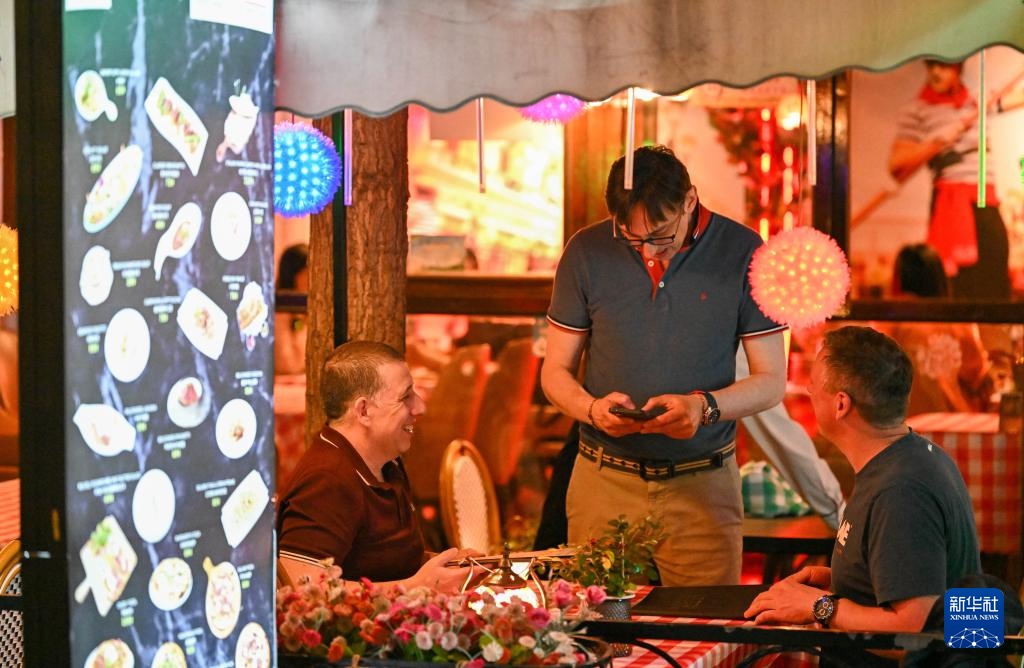 津城夜色揽宾客