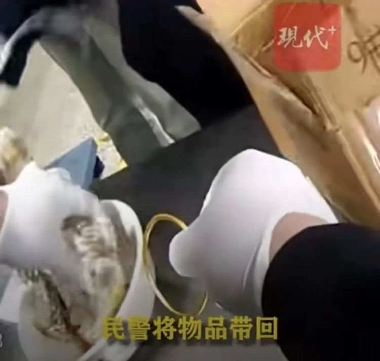 这瓶豆瓣酱不对劲！一快递员立即报警，60岁大妈彻底傻眼