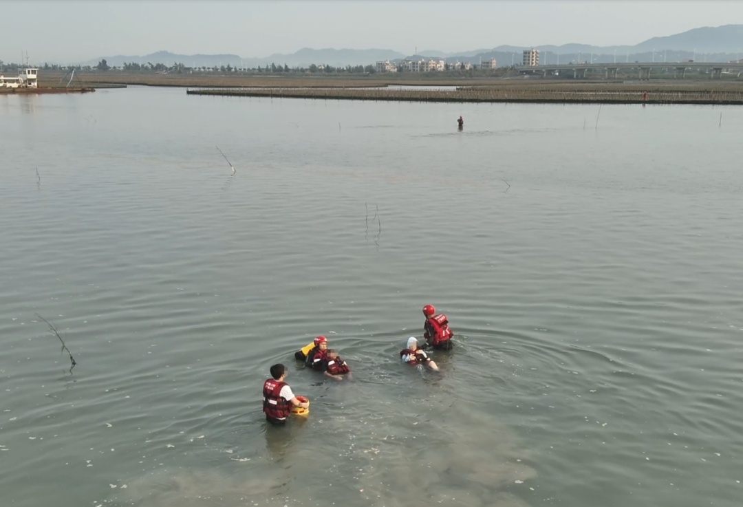 凌晨赶海太忘我，回头一看来时路没了……海边游玩注意潮汐变化！