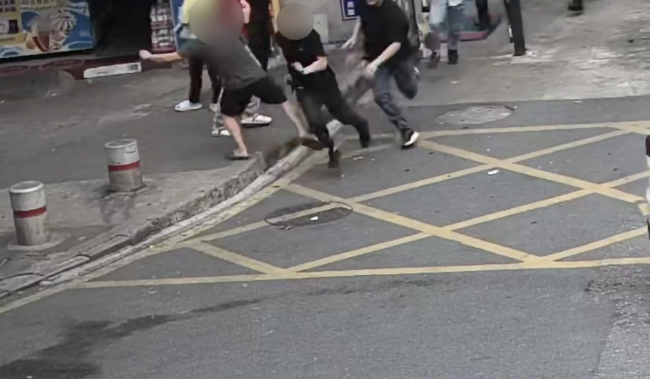 民警抓捕在逃人员，热心群众“神之一脚”帮大忙！